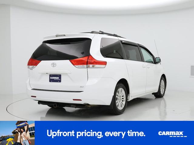 Photo of 2014 White Toyota Sienna