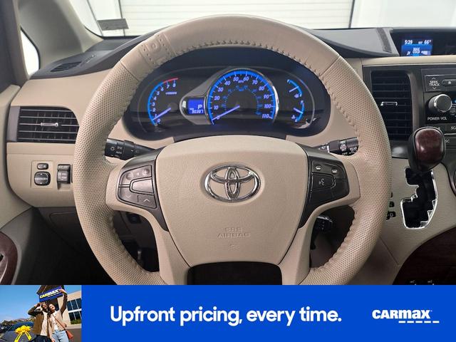 Photo of 2014 White Toyota Sienna