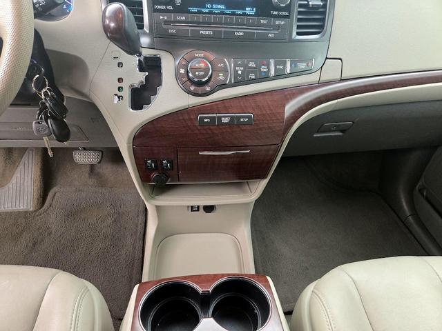 Photo of 2014 White Toyota Sienna