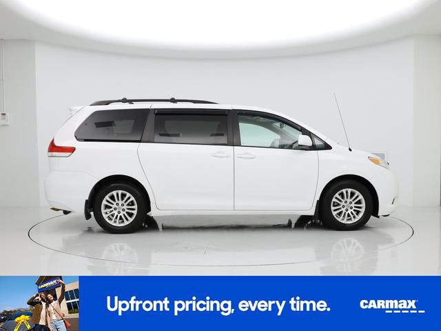 Photo of 2014 White Toyota Sienna