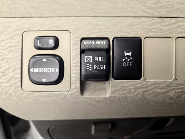 Photo of 2014 White Toyota Sienna