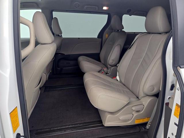 Photo of 2014 White Toyota Sienna
