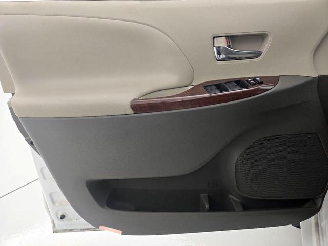 Photo of 2014 White Toyota Sienna