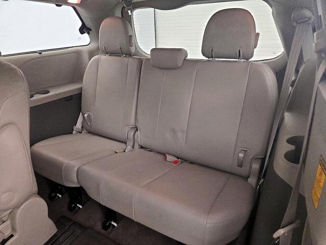 Photo of 2014 White Toyota Sienna