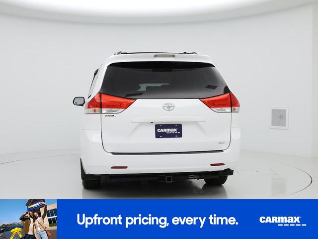 Photo of 2014 White Toyota Sienna