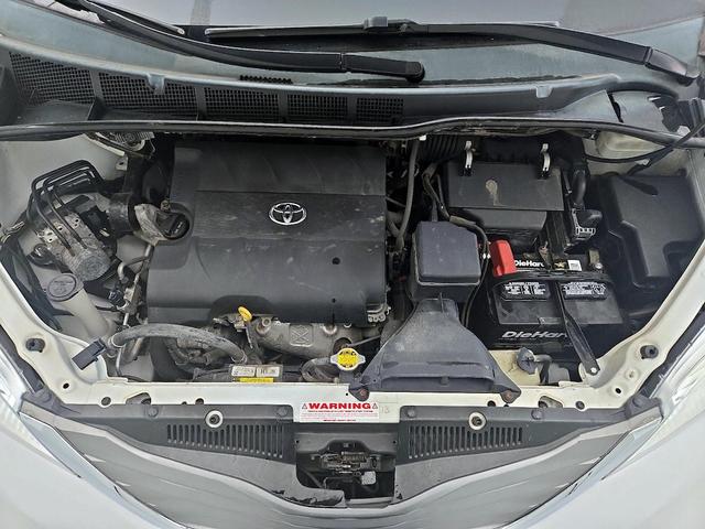 Photo of 2014 White Toyota Sienna