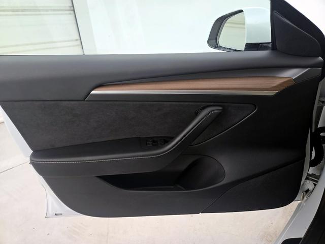 Photo of 2021 White Tesla Model 3