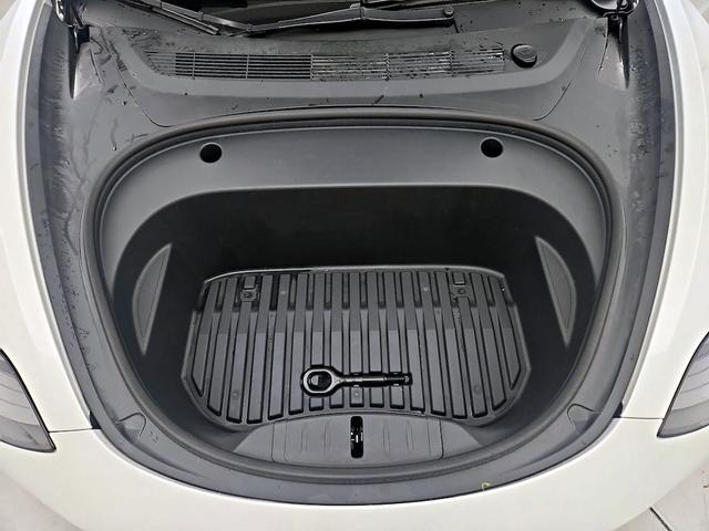 Photo of 2021 White Tesla Model 3