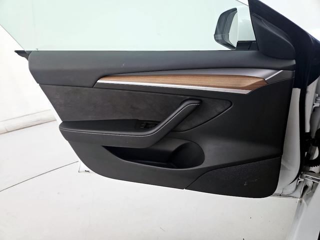 Photo of 2022 White Tesla Model 3