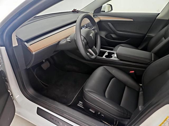Photo of 2022 White Tesla Model 3