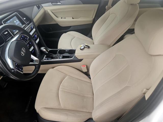 Photo of 2018 White Hyundai SONATA