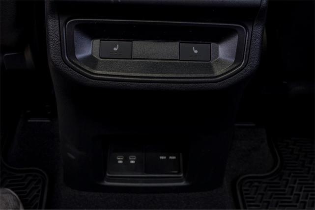 Photo of 2025 Opal White Pearl Effect Volkswagen Atlas Cross Sport