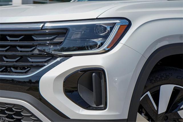 Photo of 2025 Opal White Pearl Effect Volkswagen Atlas Cross Sport