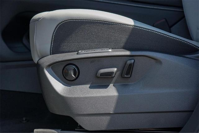 Photo of 2025 Opal White Pearl Effect Volkswagen Atlas Cross Sport