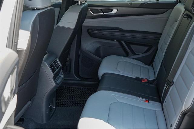 Photo of 2025 Opal White Pearl Effect Volkswagen Atlas Cross Sport