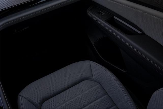 Photo of 2025 Opal White Pearl Effect Volkswagen Atlas Cross Sport