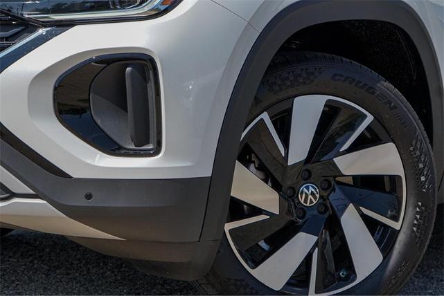 Photo of 2025 Opal White Pearl Effect Volkswagen Atlas Cross Sport