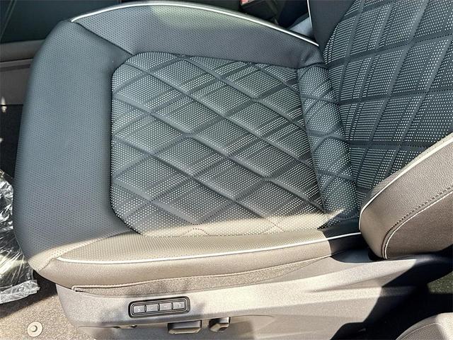 Photo of 2025 Opal White Pearl Effect Volkswagen Atlas