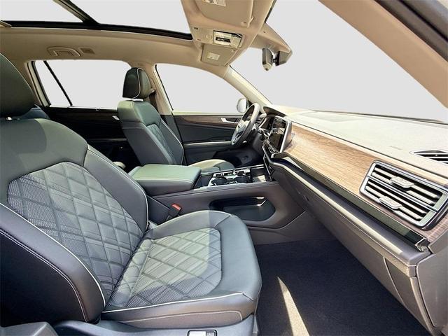 Photo of 2025 Opal White Pearl Effect Volkswagen Atlas