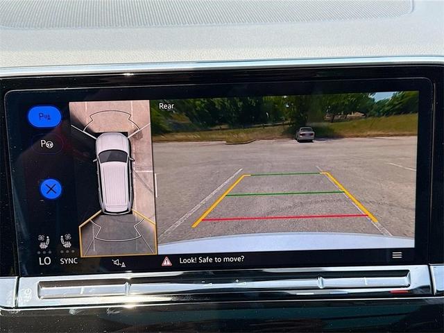 Photo of 2025 Opal White Pearl Effect Volkswagen Atlas