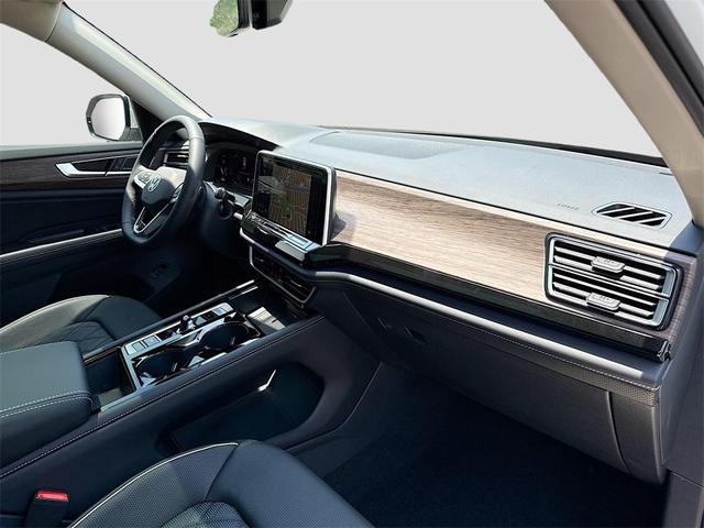 Photo of 2025 Opal White Pearl Effect Volkswagen Atlas