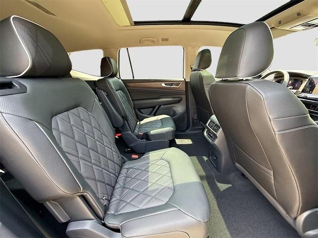 Photo of 2025 Opal White Pearl Effect Volkswagen Atlas