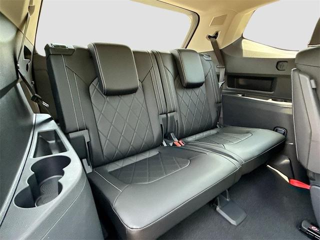 Photo of 2025 Opal White Pearl Effect Volkswagen Atlas