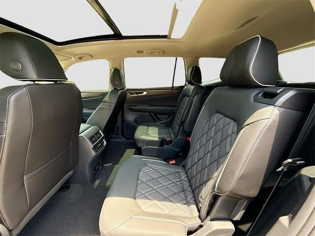 Photo of 2025 Opal White Pearl Effect Volkswagen Atlas