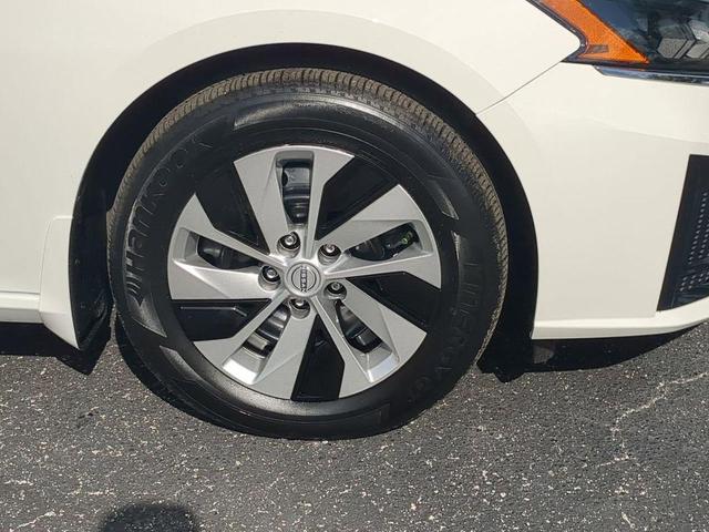 Photo of 2024 Glacier White Nissan Altima