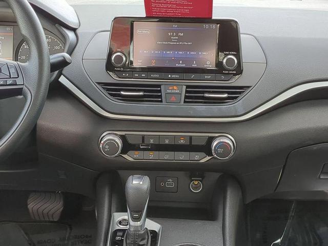Photo of 2024 Glacier White Nissan Altima