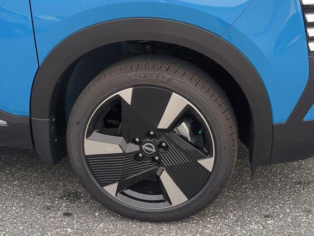 Photo of 2025 Arctic Ice Blue Metallic/Super Black Nissan Kicks