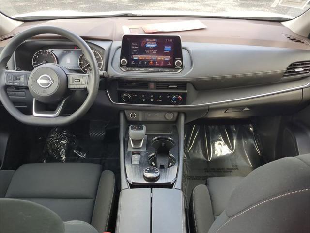 Photo of 2023 Glacier White Nissan Rogue