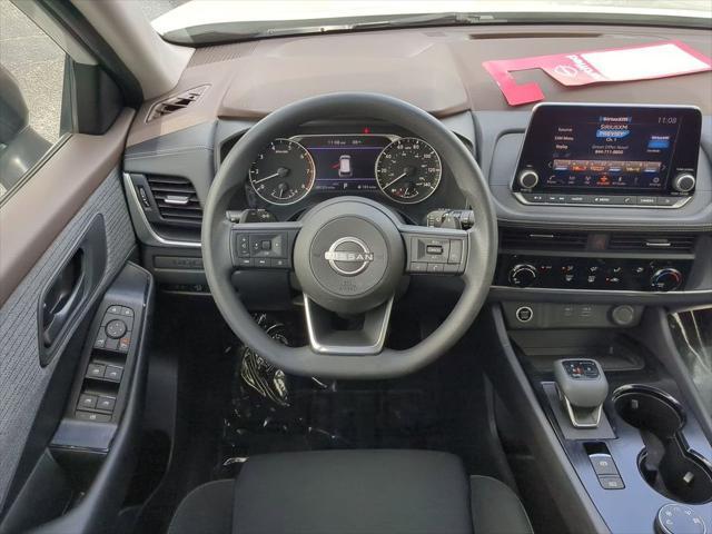 Photo of 2023 Glacier White Nissan Rogue