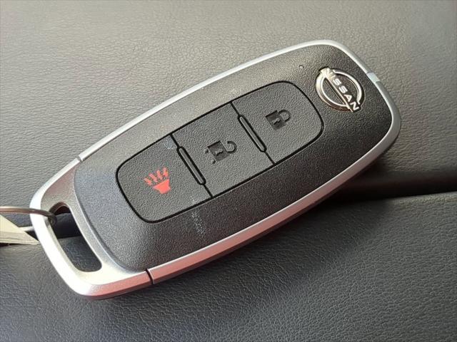 Photo of 2023 Glacier White Nissan Rogue