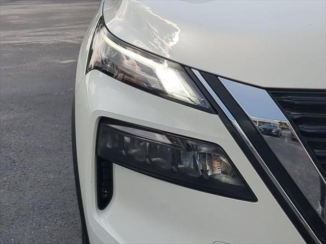 Photo of 2023 Glacier White Nissan Rogue