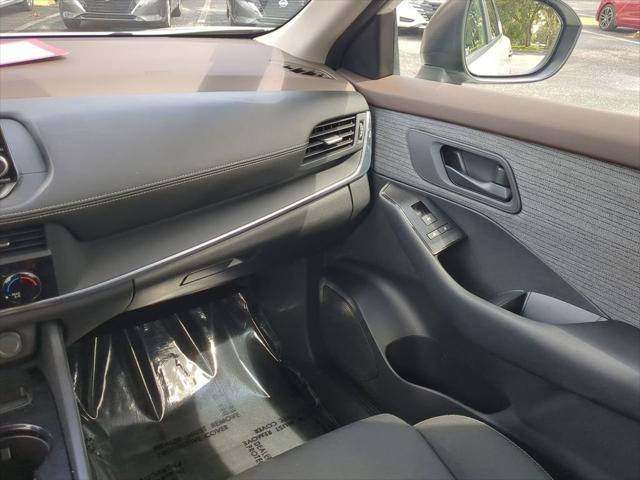 Photo of 2023 Glacier White Nissan Rogue