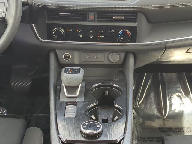 Photo of 2023 Glacier White Nissan Rogue
