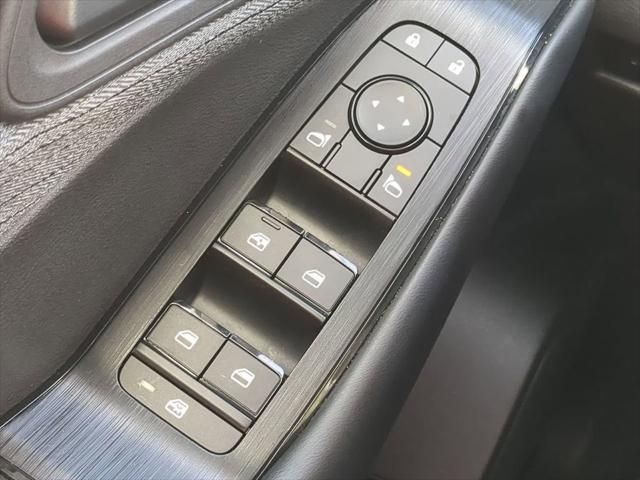 Photo of 2023 Glacier White Nissan Rogue