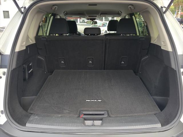 Photo of 2023 Glacier White Nissan Rogue