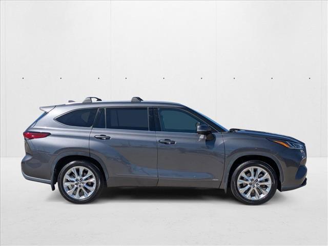 Photo of 2022 Magnetic Gray Metallic Toyota Highlander Hybrid