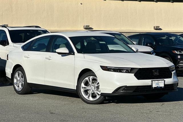 Photo of 2025 Platinum White Pearl Honda Accord
