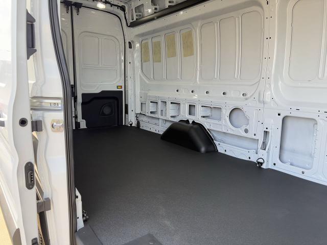 Photo of 2025 Oxford White Ford Transit-250