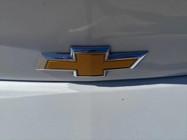 Photo of 2023 Summit White Chevrolet Camaro