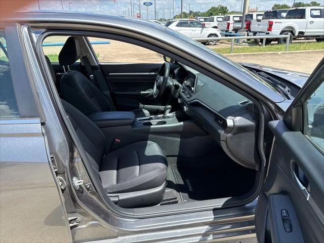Photo of 2022 Gun Metallic Nissan Altima