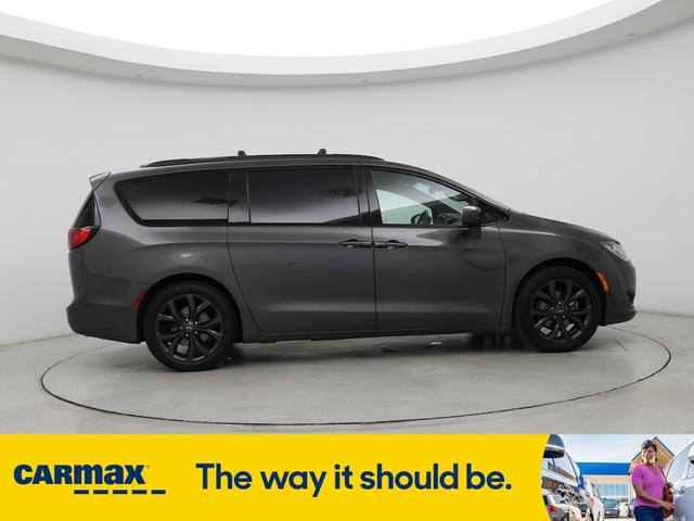 Photo of 2018 Gray Chrysler Pacifica