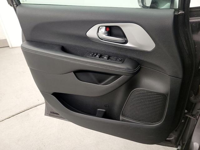Photo of 2018 Gray Chrysler Pacifica