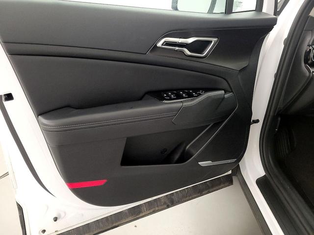 Photo of 2023 White Kia Sportage