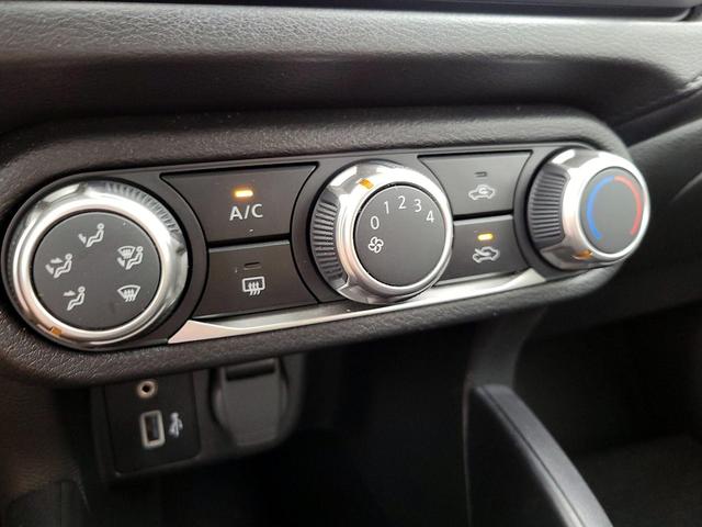 Photo of 2023 White Nissan Versa