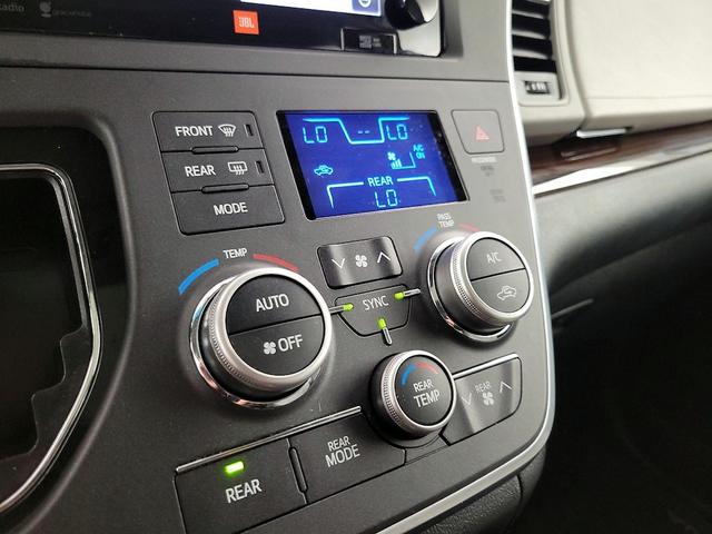Photo of 2015 Silver Toyota Sienna