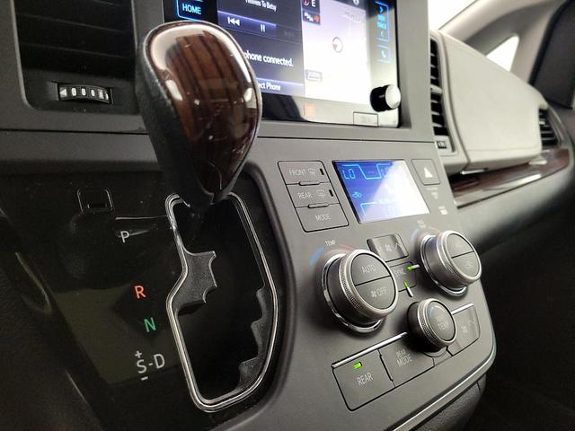 Photo of 2015 Silver Toyota Sienna